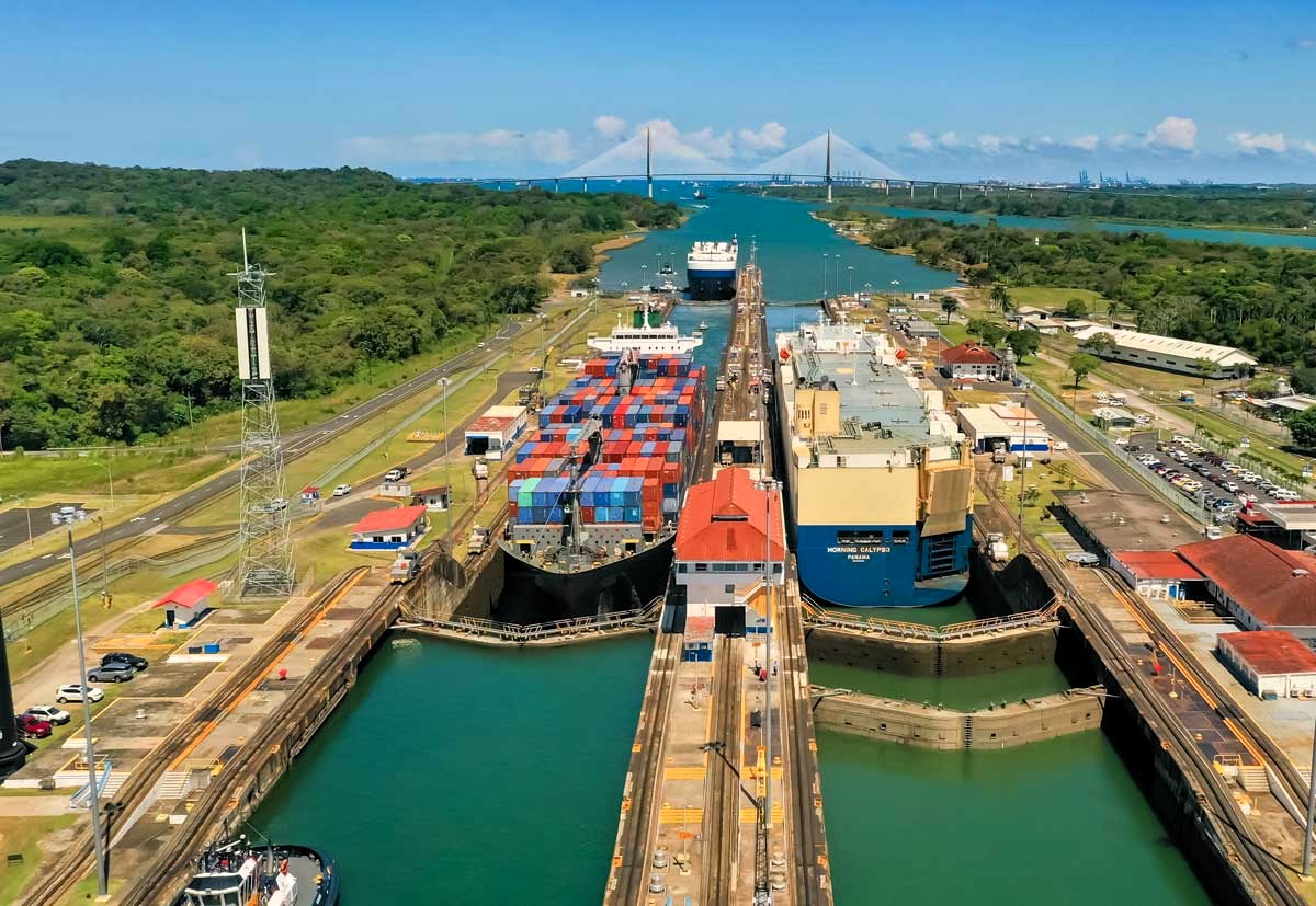 geo-trends.eu_Panama Canal locks with large container ships and green landscapes, highlighting the importance of water management in sustaining global trade routes
