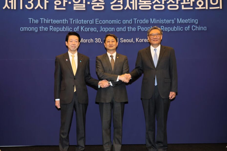 Japanese Minister of Economy, Trade, and Industry Yosuke Matsumoto (left), South Korean Minister of Trade, Industry, and Energy Ahn Deok-geun (center), and Chinese Minister of Commerce Wang Wentao (right) at the 13th Korea-Japan-China Economic and Trade Ministers’ Meeting held at the Korea Chamber of Commerce and Industry in Jung-gu, Seoul, on March 30, 2025