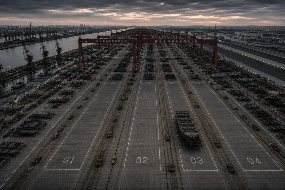 Yangzijiang shipyard, China — delivery slots numbered 01 to 04, with a vessel under construction in slot 03. Image: geo-trends.eu